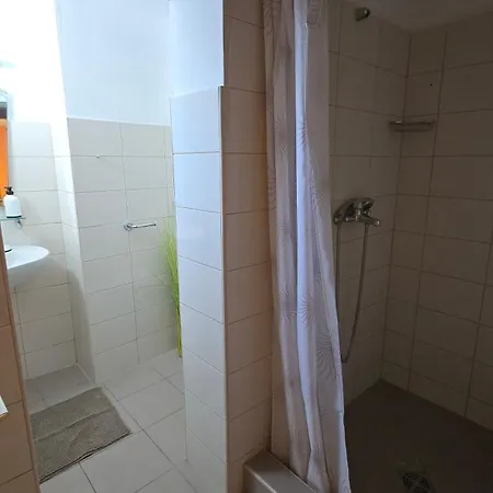 In Gostinjska kuća *